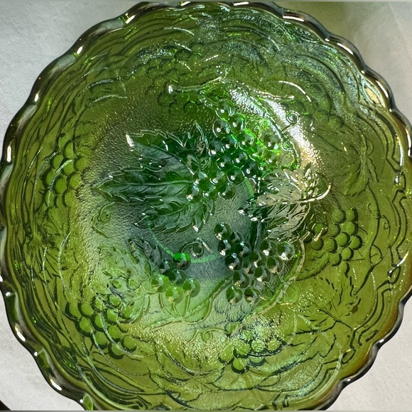 Four Indiana Style Art Green Carnival Glass 4.5” Floral Grape Small Bowls - Picture 4 of 8
